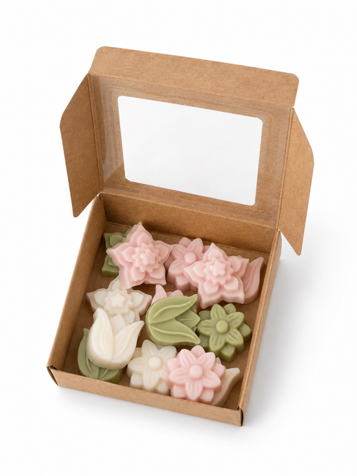 Fairy Garden Melts – wax melts em formato de flores e folhas em tons rosa, branco e verde, em caixa kraft